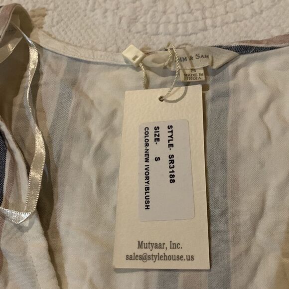 Sim & Sam crop V-neck Thai front Ray on top. Small - Picture 5 of 8